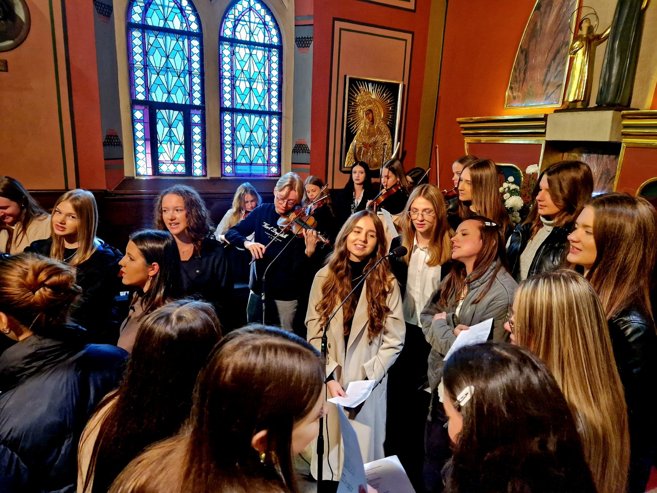 Zdjęcie Ślubowanie kl 1 2025 (2)20087ce4-c83a-4c88-8364-0153f7c6fdde.jpg w galerii Ślubowanie klas pierwszych (6.10.2025)